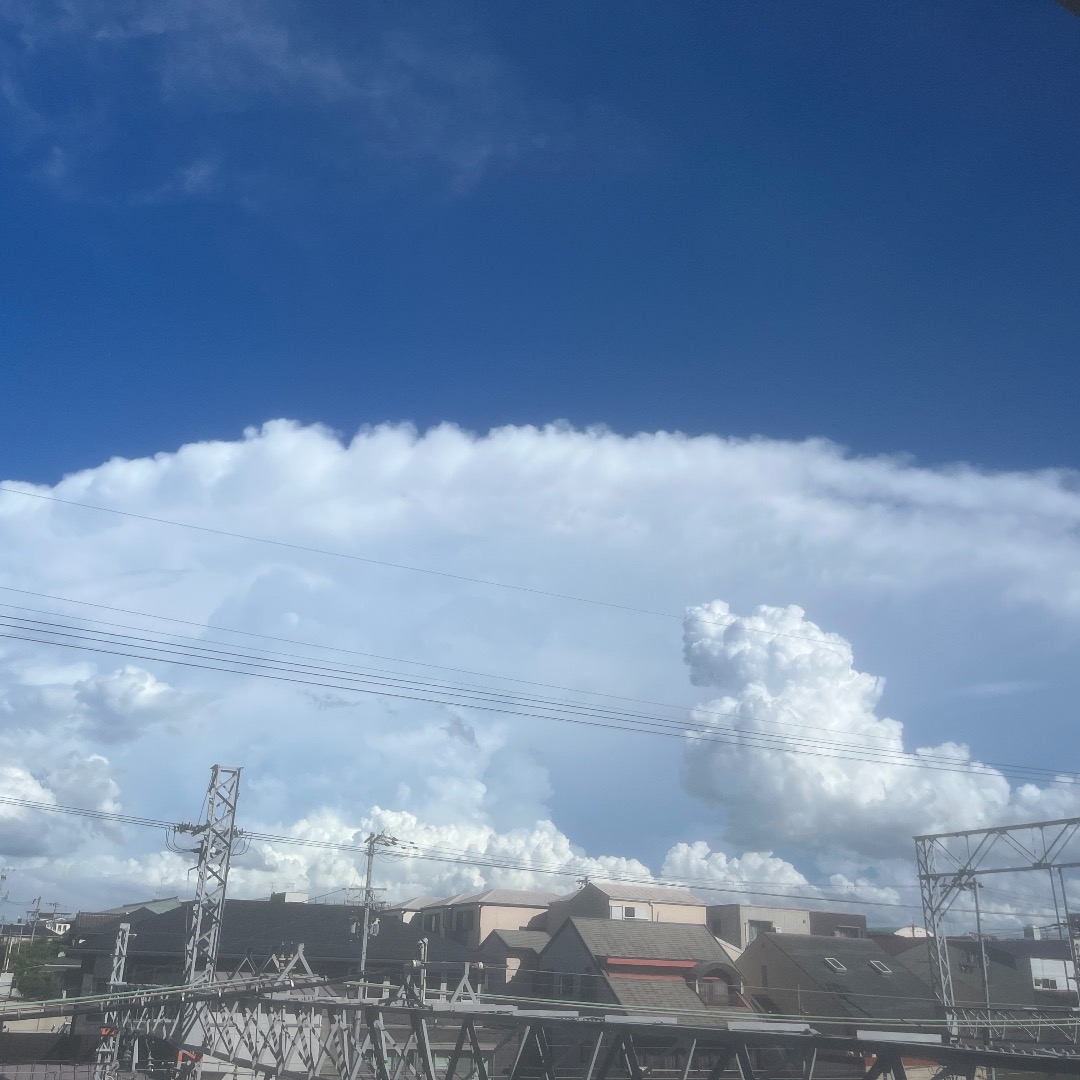 入道雲とデカくなりすぎて破裂した超入道雲の写真